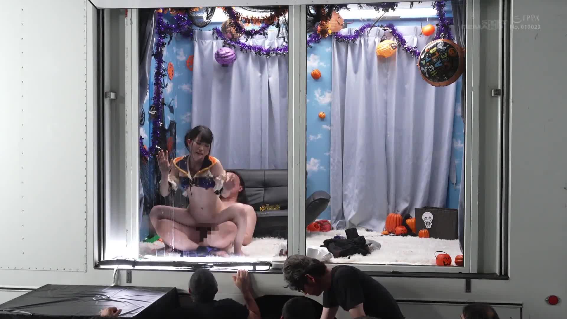 逆転マジックミラー号 渋谷ハロウィン編 「コスプレ女子ななこのSEXをナマで見たくないですか？」大人数に見られているとは知らずに激イキ姿を大胆に披露！ - AV大平台 - 中文字幕，成人影片，AV，國產，線上看