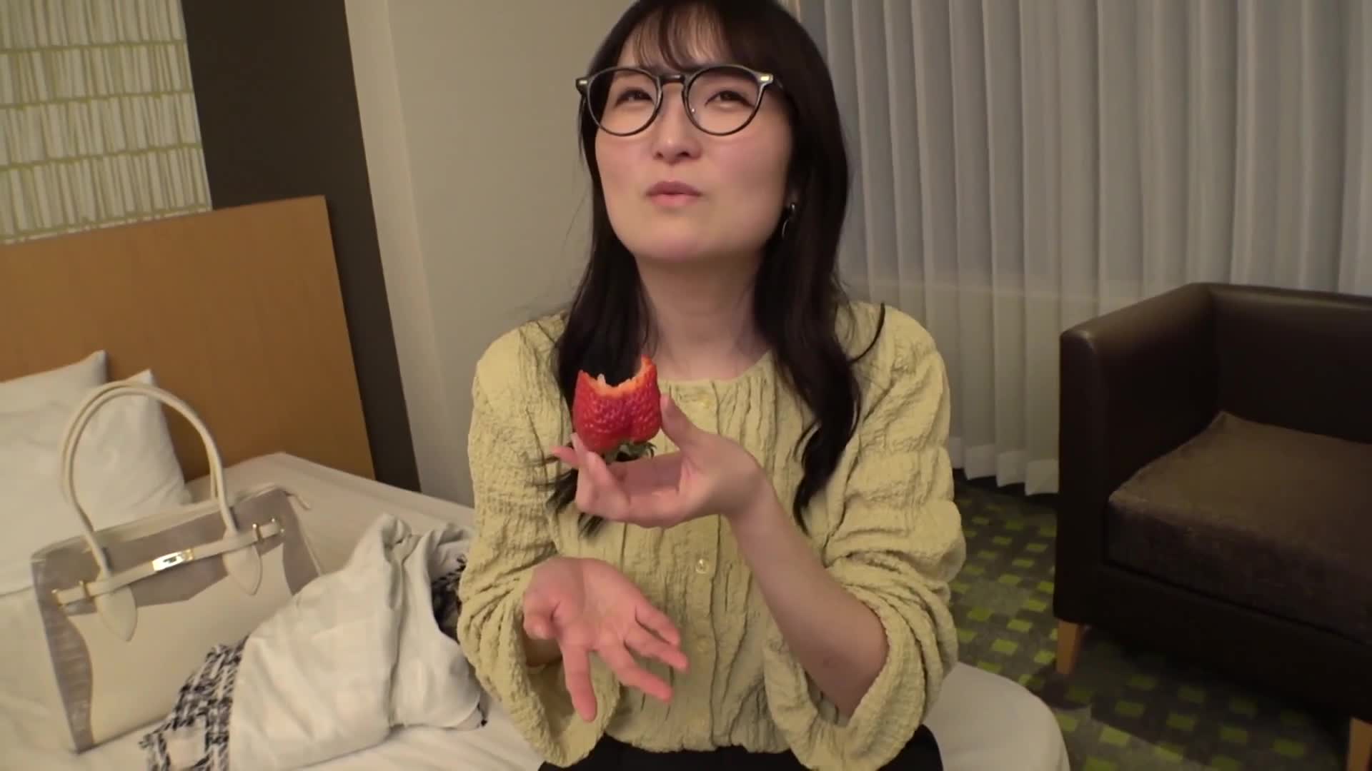 「真的軟派，初次拍攝。2191 用草莓引誘，戴眼鏡、膚色較白的認真系素人被搭訕！外表不符合，卻有著外遇經驗！褲子下面是滿滿的粗毛直到肛門！因為很認真，當被要求時甚至會搖蕩到肛門都毫不避忌地舔！最後，把我的奶汁拿來對著臉賜福給她哈哈哈」。 - AV大平台 - 中文字幕，成人影片，AV，國產，線上看